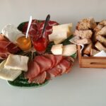 Degustação Serrana (Queijo Ovelha Amanteigado, Q. Ovelha 3 meses Requeijão, Paio, Salpicão e Presunto + compota de pimentos e mel)