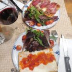 Foto real de um jantar de 2 clientes